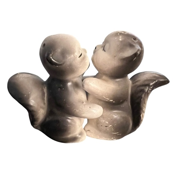Vintage Ceramic Kissing Skunk Salt & Pepper Shakers Gray & White Kitschy Retro - Picture 10 of 12
